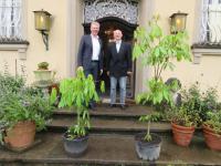 Bürgermeister Christian Riesterer erhält "göttliche Bäume" für sein schönes Weindorf Gottenheim