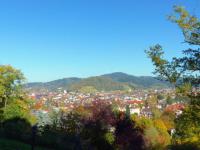 Bellevue auf das schöne Freiburg. den Rosskopf und den Schlossberg: Der Vorgang vor den Fenstern vom Lorettoberg ist gefallen.