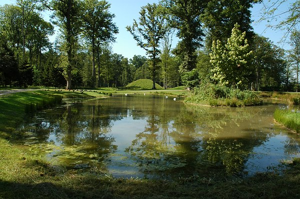 Verwunschene Landschaft mit Blick über das Wasser zum Erdkegel: Queen-Auguste-Victoria-Park