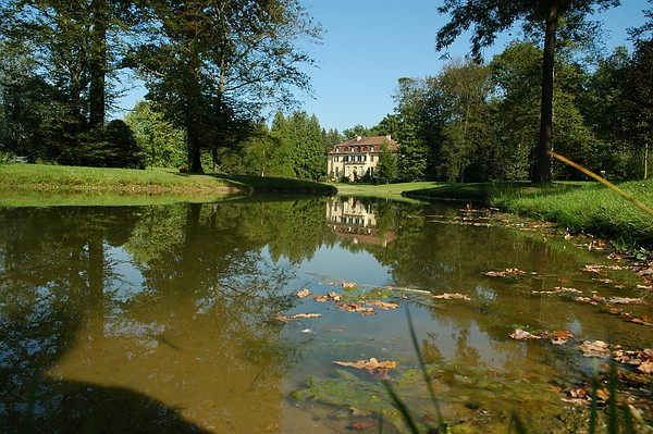 Schöpfung und Natur zeigen ihre Schönheit: Der Queen-Auguste-Victoria-Park mit dem im Wasser gespiegelten Schloss