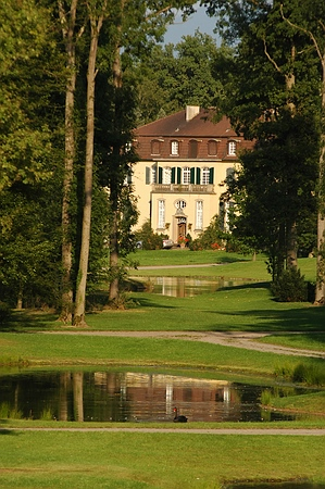 Ein Gartenkünstler war am Werk: das Schloss spiegelt sich hintereinader in allen drei Teichen des Auguste-Victoria-Parks