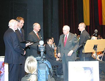 Der Ehrenpräsident des Straßburger Europarates, Senator Louis Jung, und Werner Semmler bei der Preisverleihung.