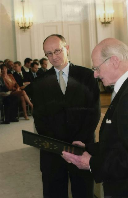 Europäische Kulturpreisverleihung am 10. Mai 2002 in Berlin: Stiftungspräsident Dr. Seidel bei der Laudatio auf Kulturpreisträger Werner Semmler im Bundespräsidialamt im Schloss Bellevue. 