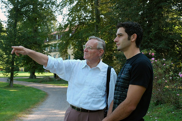 Professor Helmut Rippl (links) bei einer Besichtigung des Queen-Auguste-Victoria-Parks.