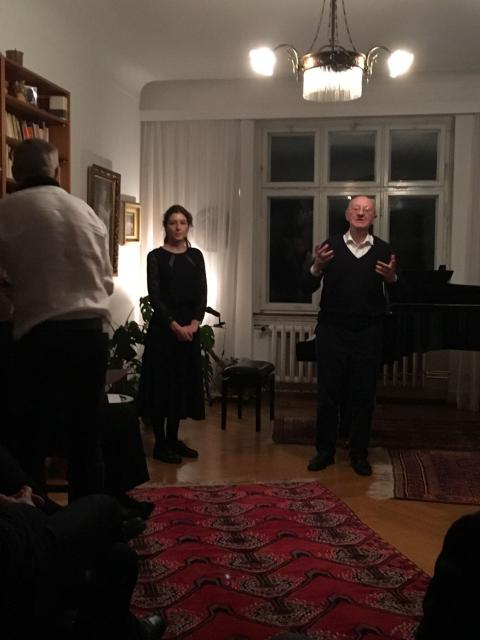 Werner Semmler bedankt sich beim Veranstalter Dr. Roßbach und bei der Pianistin Maria Sintamarian