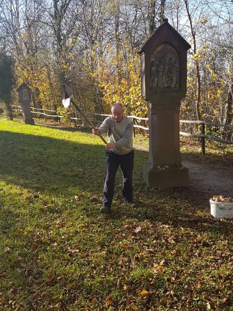 Der Gartenkünstler legt selbst Hand an sein Werk: Werner Semmler beim Einpflanzen der Dichter-Narissen am Kreuweg auf dem Lorettoberg.