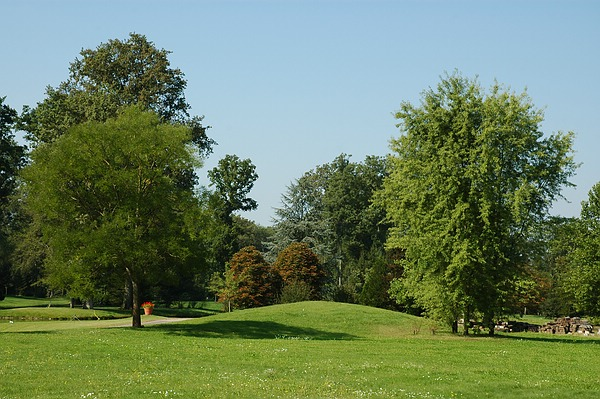 Sanfter Hügel im Queen-Auguste-Victoria-Park