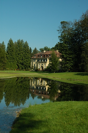 Queen-Auguste-Victoria-Park: Das Schloss im Spiegelbild