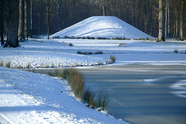 Der Semmler-Hügel am Martin-See im Queen-Auguste-Victoria-Park
