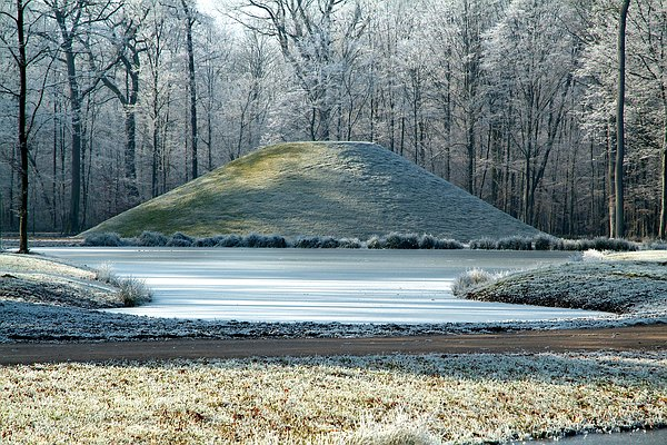 Der zugefrorene Martin-See im Queen-Auguste-Victoria-Park mit dem Semmler-Hügel im Hintergrund