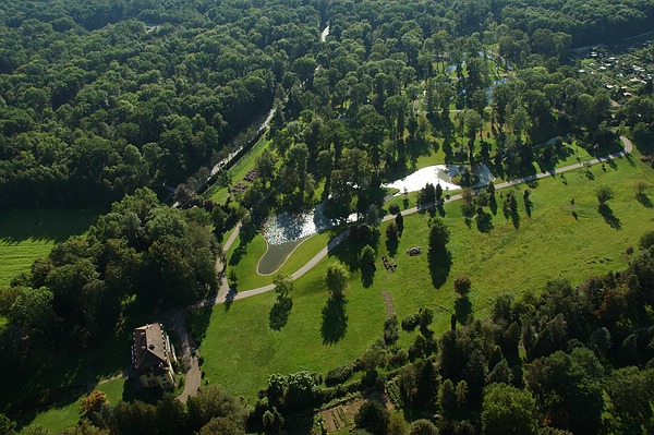 Queen-Auguste-Victoria-Park aus der Luft gesehen: Ein die Menschen überlebendes Gartenkulturwerk