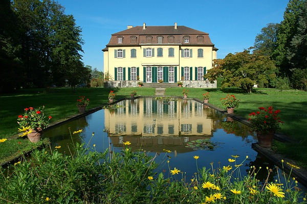 Queen-Auguste-Victoria-Park: Das historische Wasserbecken vor dem Schloss mit perfekter Spiegelung