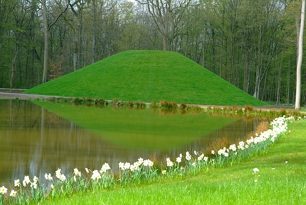 Der Semmler-Hügel spiegelt sich im Martinsee des Queen-Auguste-Victoria-Parks.