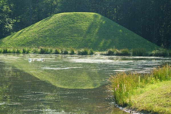 Gartenkunst im Queen-Auguste-Victoria-Park: Der Semmler-Hügel spiegelt sich im Wasser