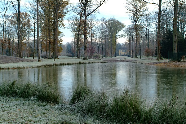 Bildwechsel: Eis und Kälte verwandeln den Queen-Auguste-Victoria-Park in ein Märchen.Das Schloss am Ende der Sichtachse.