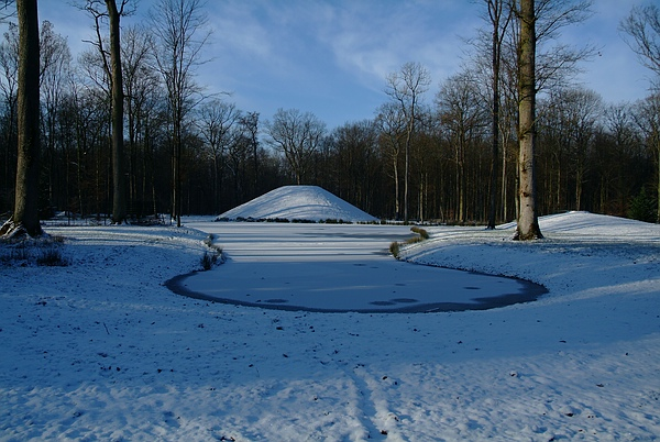 Harmonie der Gartenkunst im Queen-Auguste-Victoria-Park: Der Semmler-Hügel hinter einem zugefrorenen Schlossteich