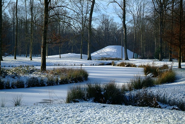 Winterlandschaft im im Queen-Auguste-Victoria-Park: Der Semmler-Hügel im Schneekleid
