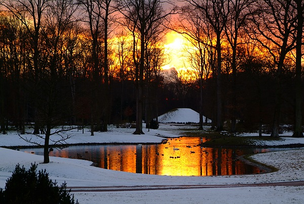 Winter und Sonnenuntergang am Semmler-Hügel im Queen-Auguste-Victoria-Park